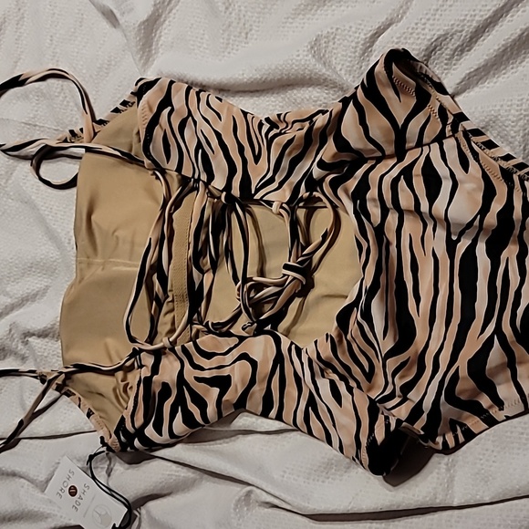 NWT Curve Loving Lace Up Back Adjustable Lined One Piece  cheeky back swim - Picture 5 of 9